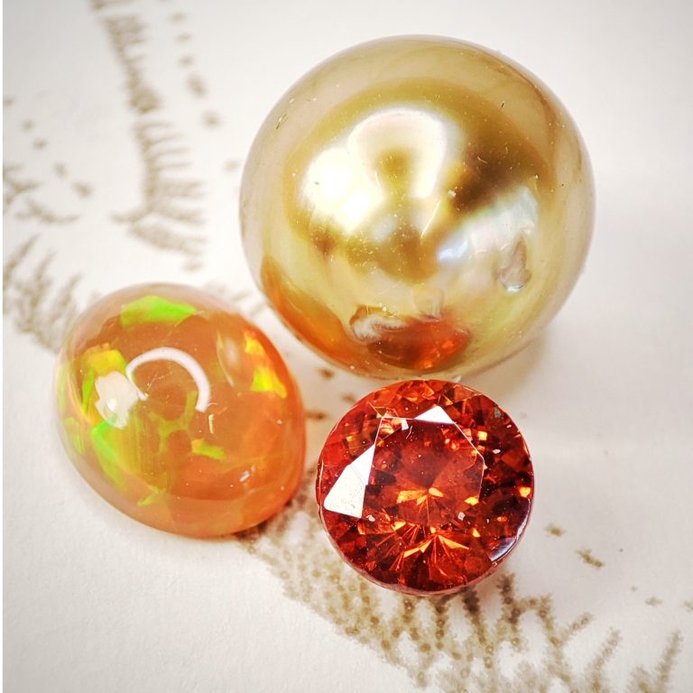 Perle de Tahiti, opale de feu et sphalérites, des gemmes rares pour vos projets de bijoux uniques par WIT Joaillerie